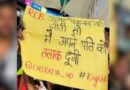 ‘RCB नहीं जीती तो पति को तलाक दे दूंगी…’ मैच में ऐसा पोस्टर लेकर पहुंची महिला, फोटो वायरल