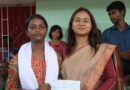 मंत्री शिल्पी नेहा तिर्की द्वारा टॉपर रेखा तिर्की को उच्च शिक्षा के लिए प्रदान किया गया 1 लाख का चेक